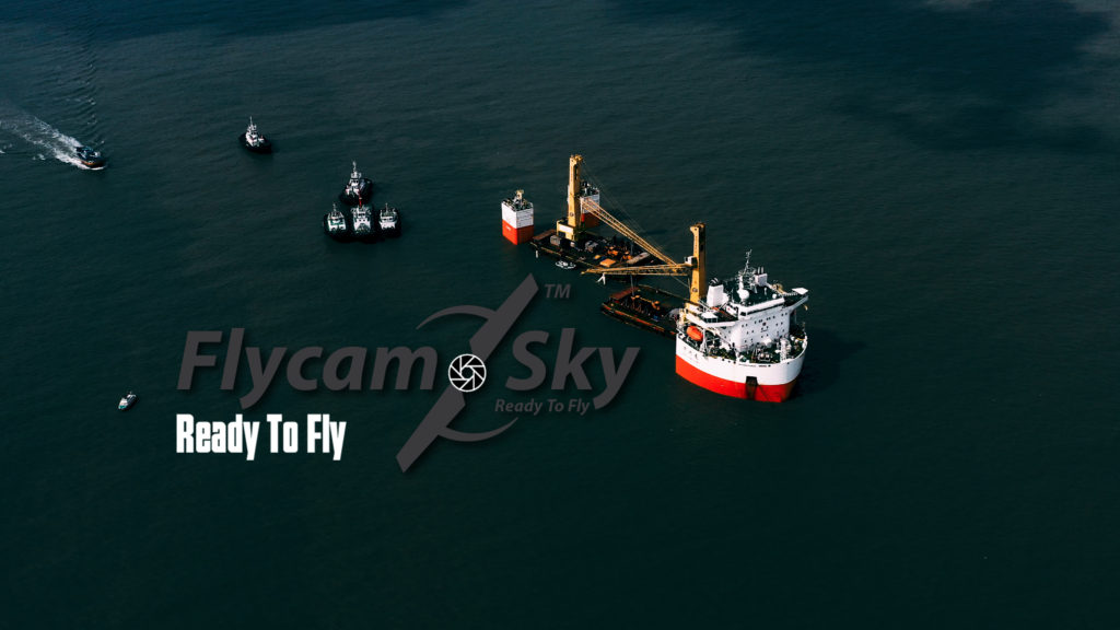 Flycam quay phim bốc dỡ hàng hóa tàu biển